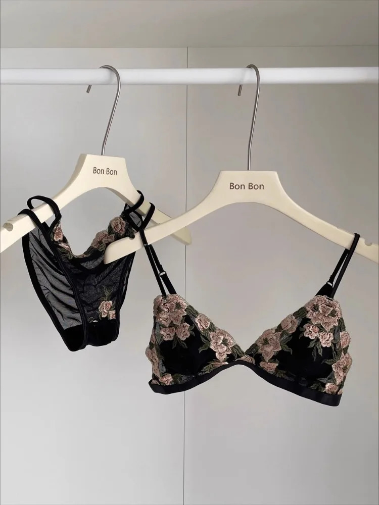 YUQI French Pure Seduction Wire-Free Bra Panty SetUltra-Thin Lace Mesh Triangle Cup Lingerie for Women Summer Ssey Bra set 250804