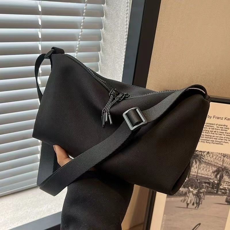 Free Shipping Designer Bag Trendy Small Bag For Luxury Bag Women 2025 Spring Summer New Fashion Crossbody Bag Casual Sports Shoulder Bag Versatile D