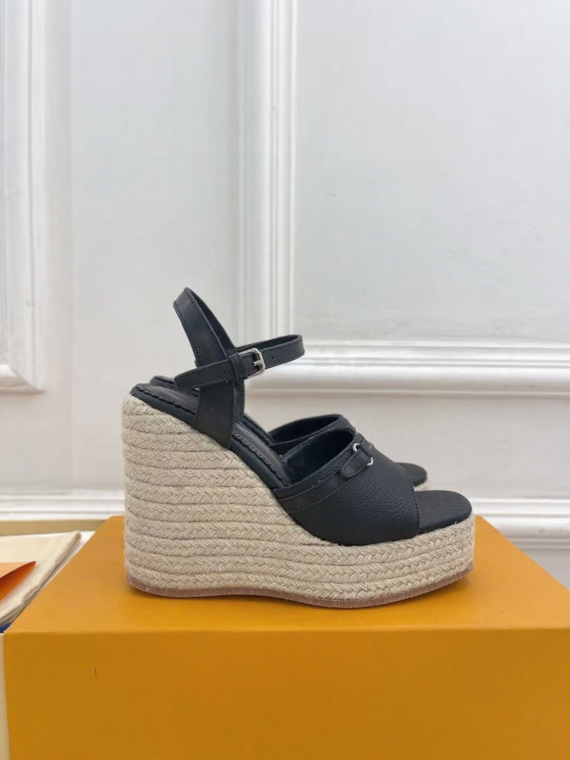 New 2 colors Designer Sandals Women's high quality flat leather non-slip slippers Summer slippers Comfortable casual Luxury beach sandals with