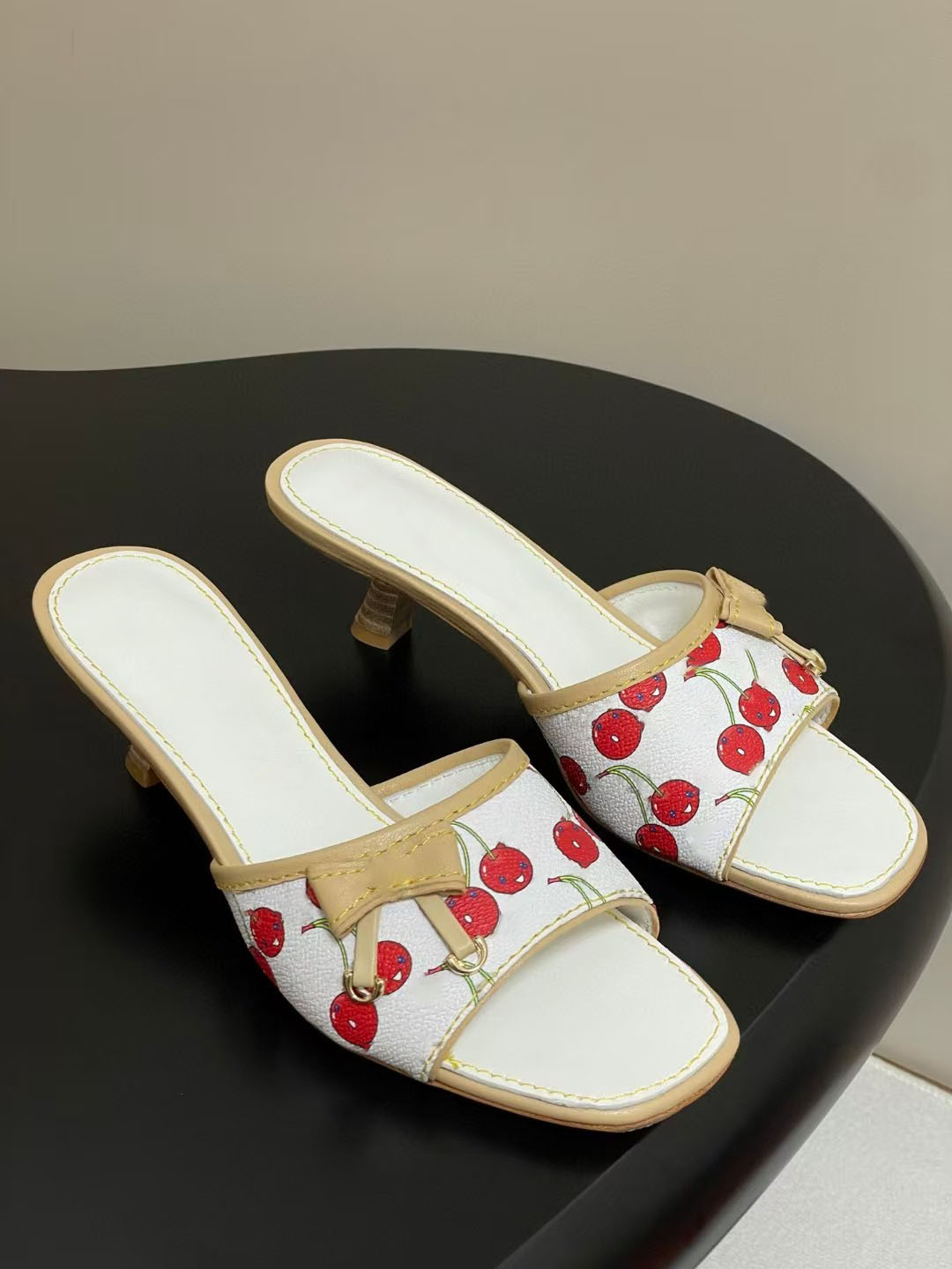 2025 New 2 colors Designer Sandals Women's high quality flat leather non-slip slippers Summer slippers Comfortable casual Luxury beach sandals