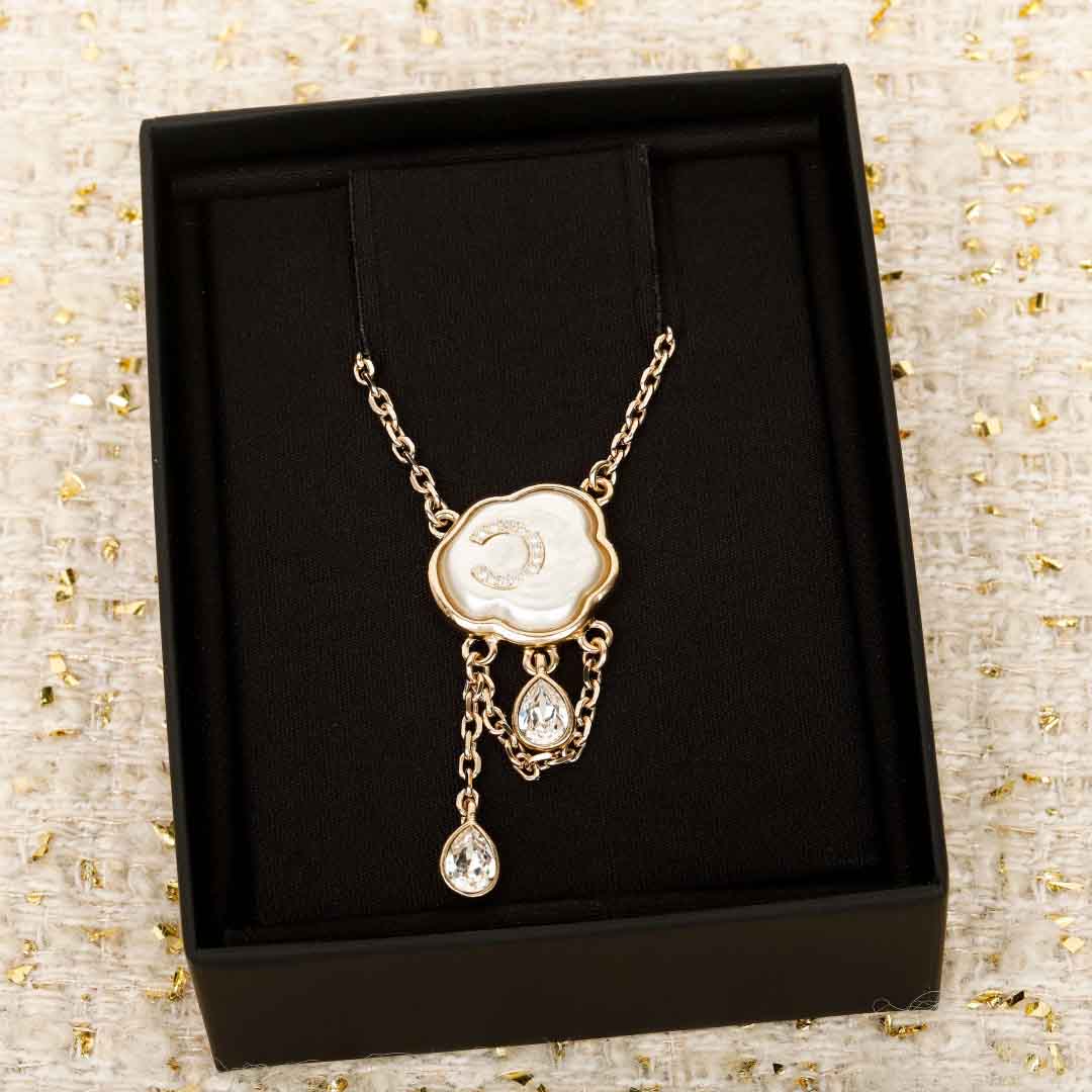 2025 Luxury quality charm pendant necklace with diamond in 18k gold plated white shell beads stud earring PS4388