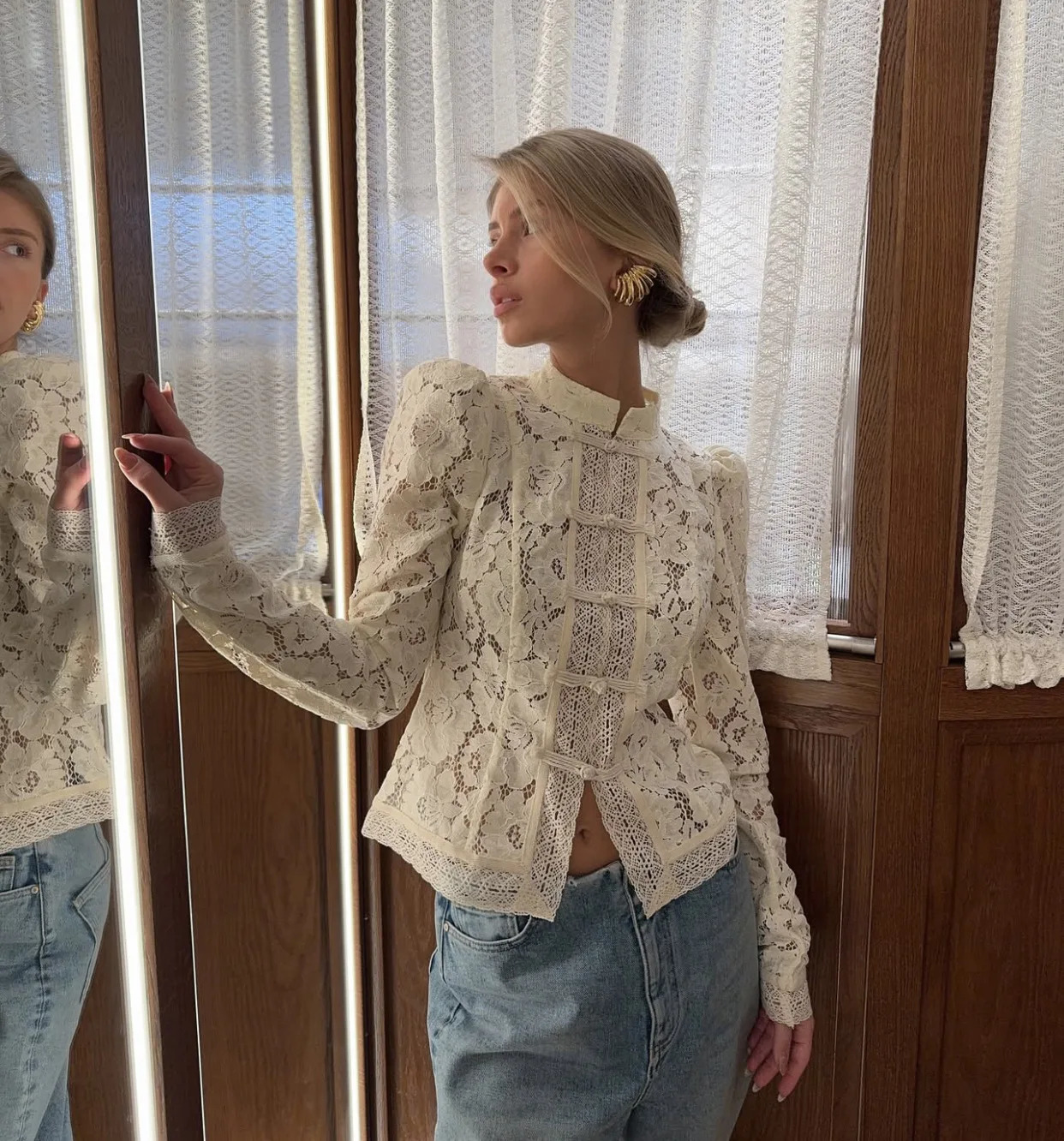 White Lace Shirts Tops Women Hollow Out Fashion Commute Vintage See-Through Blouse Womens Chic Sexy Slim Shrug Black Shirts 250807