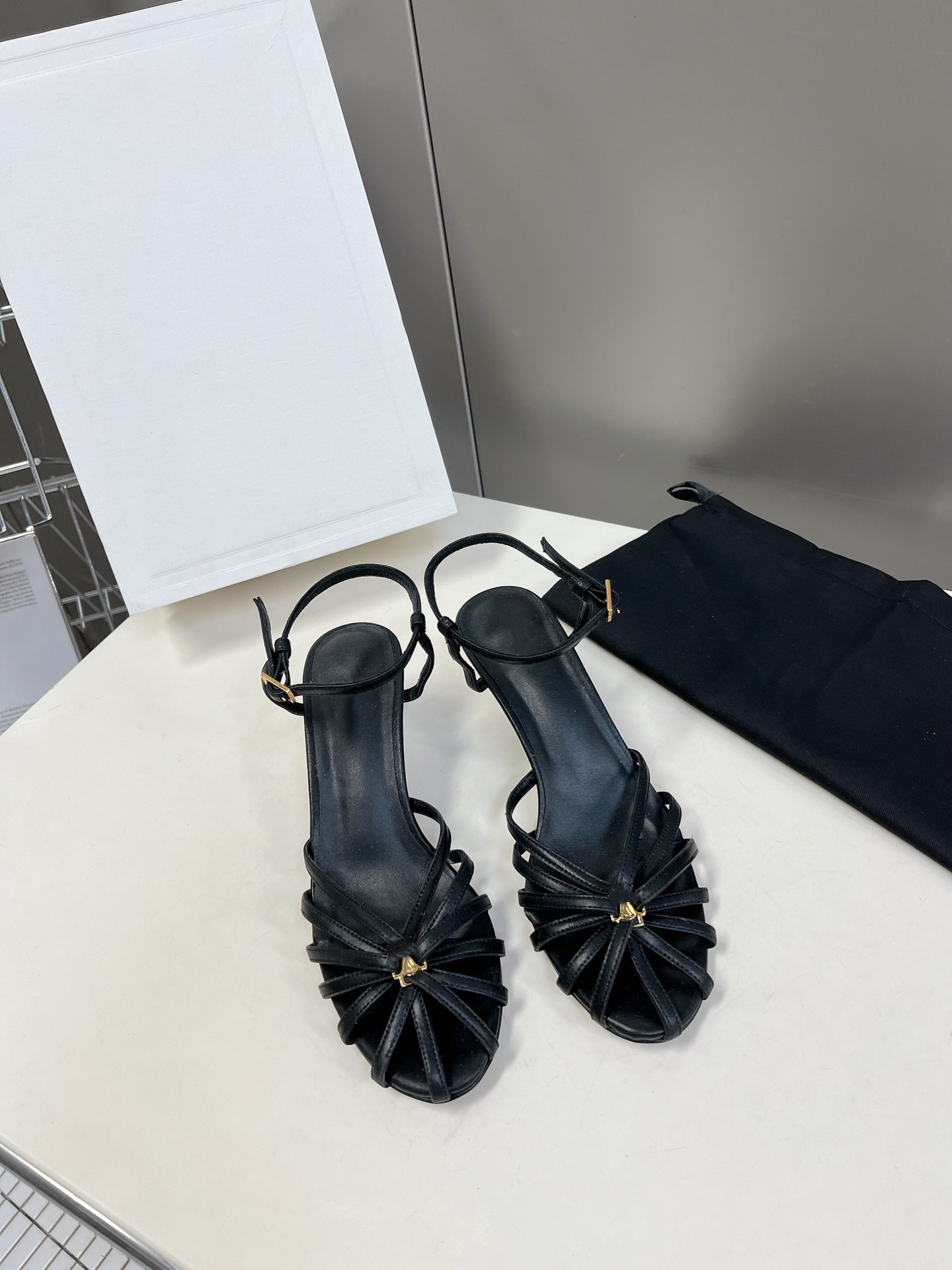 SS145 AAAAA DES CHAISSOIRES DE DÉCHARGE Été Nouveau véritable cuir en cuir sandales creux pour femmes à la mode