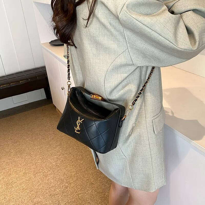 Fashion Quilted Dia Pattern Chain Strap Shoulder New Arrival Top Handle Square Minimalist Design Crossbody Bag