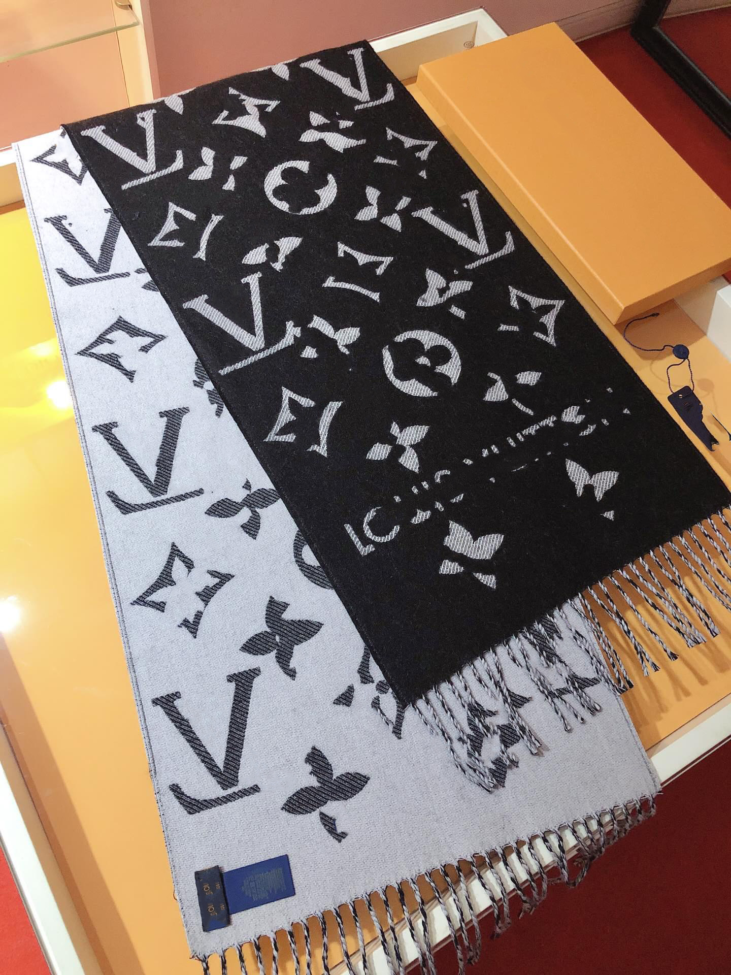 Cashmere beach Fashion Womens Warm Touch Designer Soft Packaging Autumn Winter Long Shawl Brown and White L Full Letter Printed Scarf