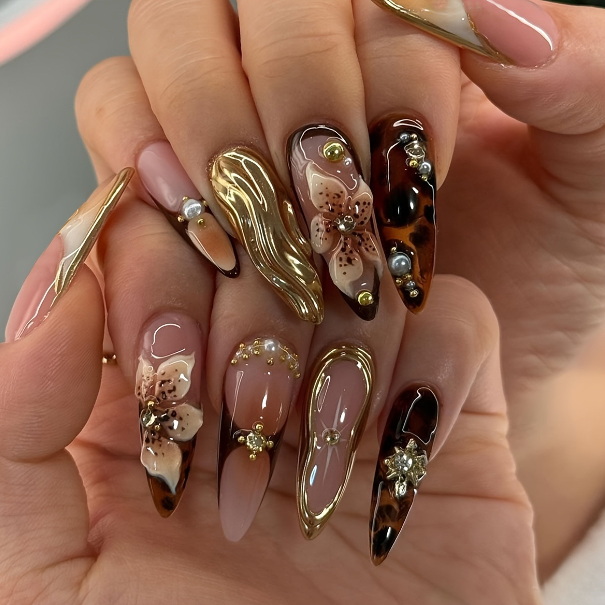 24Pcs Gold Ripple Brown Flowers with Rhinestones Pearl Design Wearable Al False Full Cover Press on Nails X250815