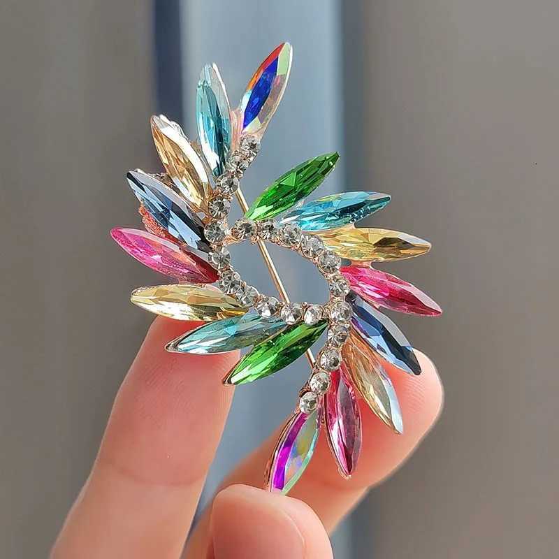 Nouveau style coloré Crystal Broches élégantes Big Rignestone Simple Design Bijoux Fashion For Women Men Accessoires de mariage Cadeaux XJ250815