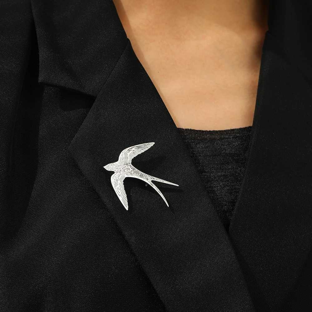 2023 New Trend Stainless Steel Brooches Fashion Personality Pin Designs Dring Low Brooch for Women Jewelry Banquet Gifts XJ250815