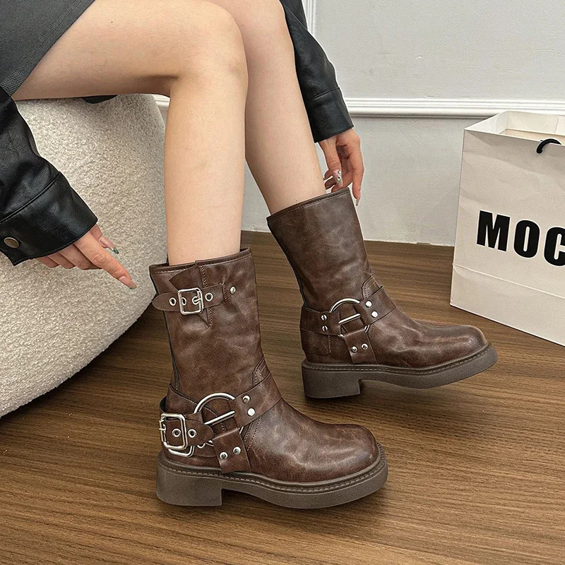Chaussures dames slip-on bottes femme mode décoration métal décoration moderne bottes femmes polyvalentes rétro rime rome bottes de couleur 25081