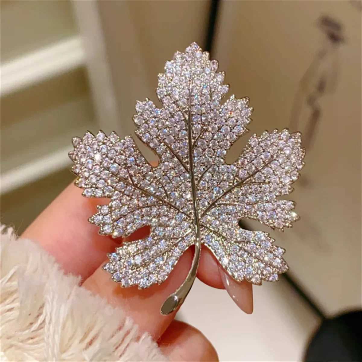 Mle Brooch Exquisite Luxury Temperament Chest Flower Pin Inlaid Zircon Mens and Womens Fashion Jewelry Party Gift 2024 XJ250815