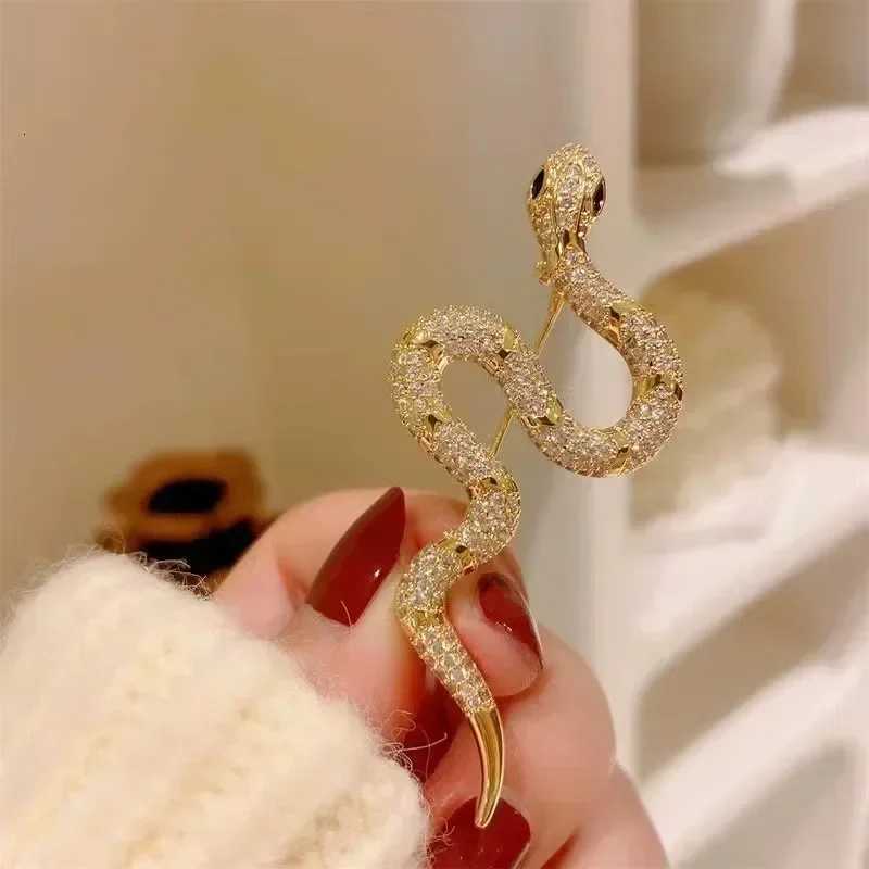 Unique Design Gold Color Snake Brooches for Women Men Unisex Full of Rhinestone Snake Animal Luxury Pins Badge Jewelry Gifts XJ250815