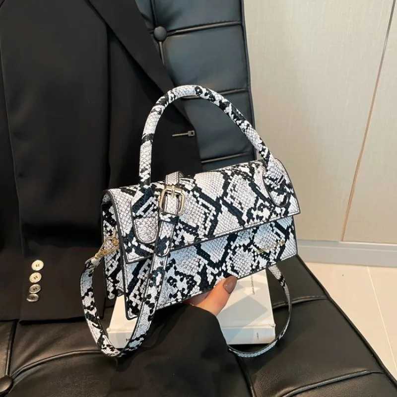 Modèle de serpent de serpent Fashion Niche Design Personnalité Messager Messager tendance et polyvalent Sac à épice douce et cool Z250815