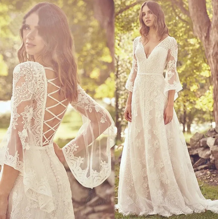 Une ligne de robe de mariée boho dentelle en V couche en dentelle ouverte en arrière trois quarts de la manche à manches nuptiales