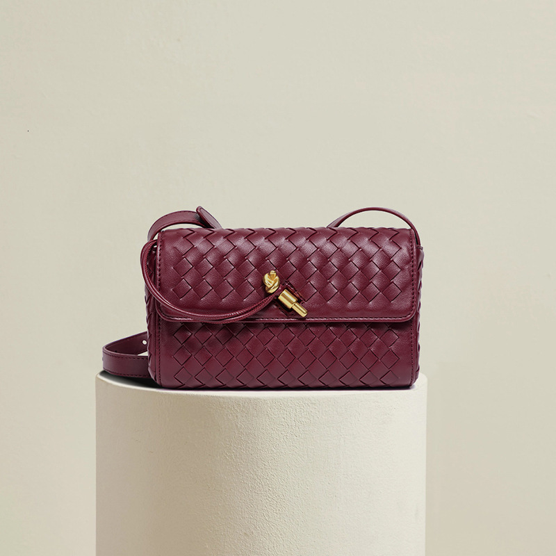 2025 New Women's Designer Handbag, High-quality Hand Woven Women's Bag, Retro Single Shoulder Crossbody Bag Fashionable And Exquisite Smal