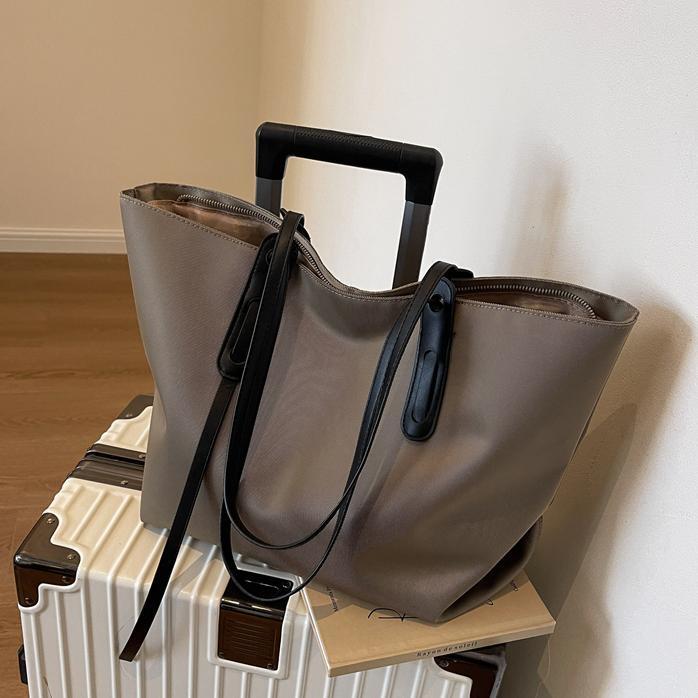Oxford Cloth Tote Bag For Women Large Capacity 2025 New Simple Casual Shoulder Luxury Bagdesigner Free Shipping Bag Textured Versatile Commuter Unde