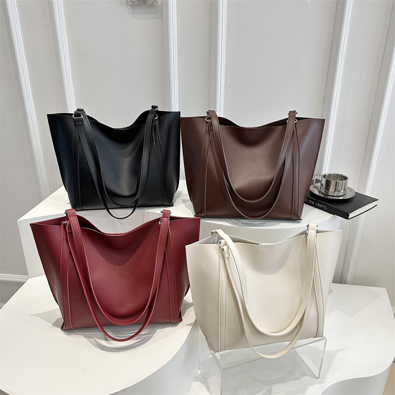 Grande capacité décontractée 2025 Été Nouvelle nouvelle couleur solide Fashion Élégante Tote Soule d'épaule pour les femmes