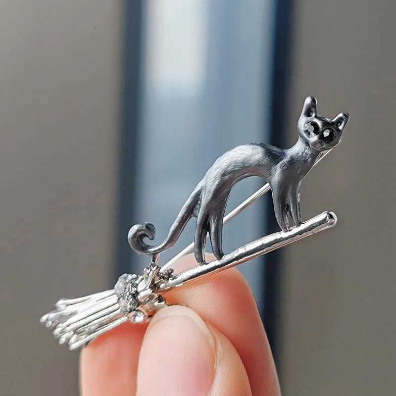 Nouvelle créativité Design Fashion Flying Broom Kitten Brooches for Women Vintage Cute Cartoon Black Cat Pins Party Bijoux en gros XJ250815