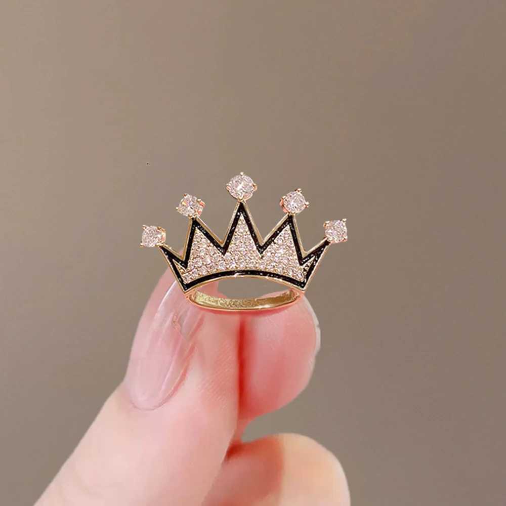 Exquisite Small Crown Brooch White Crystal Luxury Corsage Collar Pin for Men Women High-end Suit Sweater Accessories Badge XJ250815