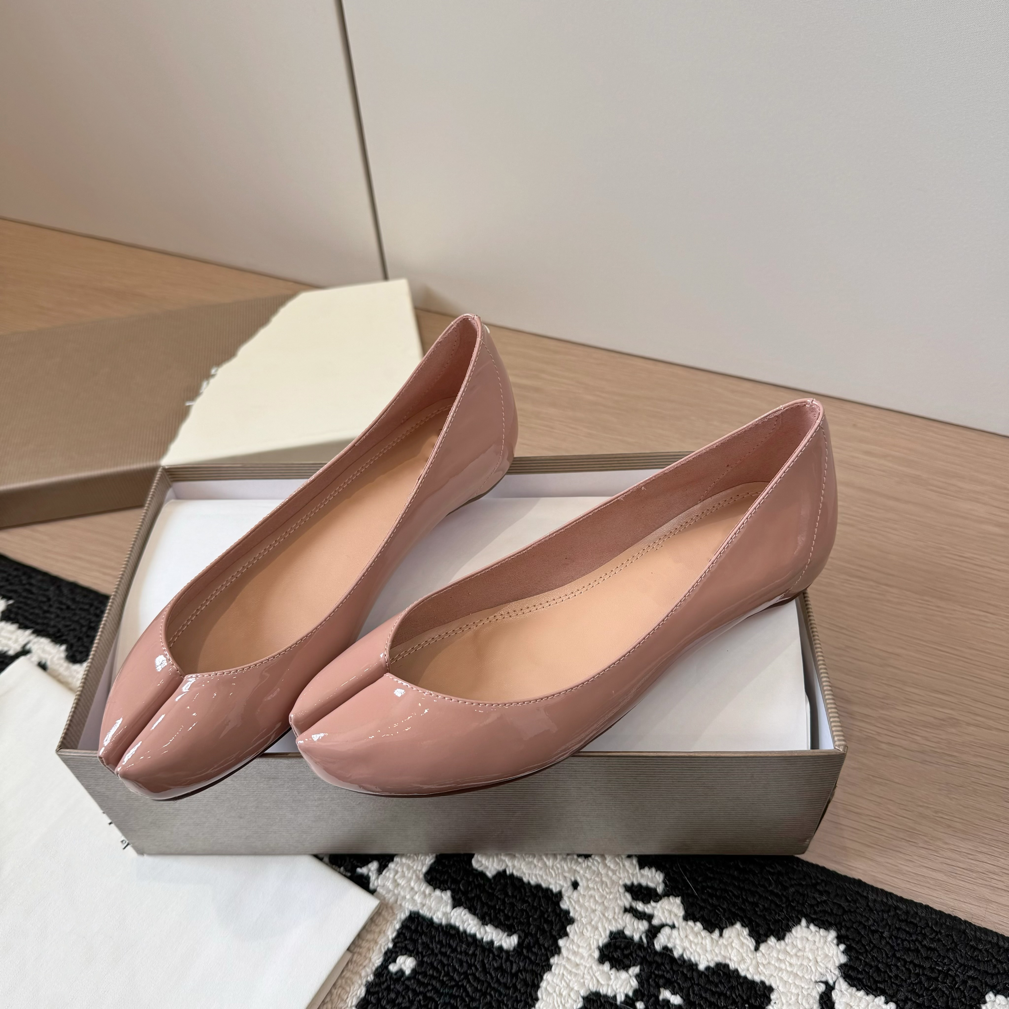 Luxury designer women new Tabi Split toe shoes Fashion mesh dress shoes Slip on sandals Crystal Embellished elegant evening shoes Wing Toes Factory