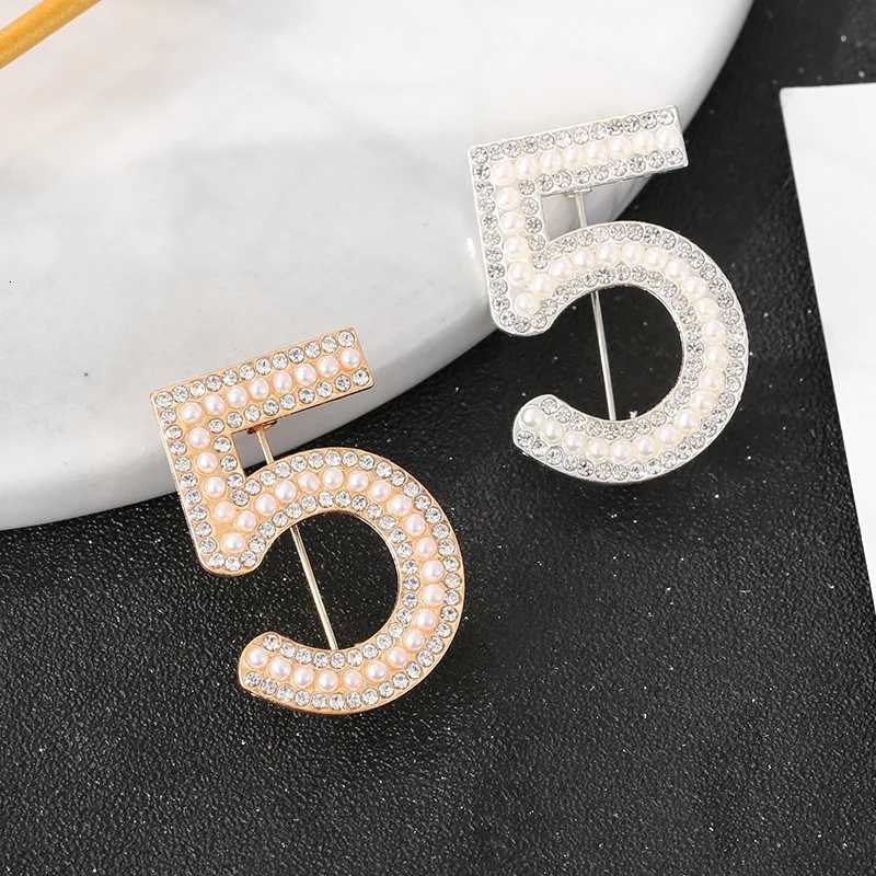Classic Rhinestone Number 5 Brooches For Women Luxury Designer Trend Crystal Pearl Brooch Pin Clothing Accessories Jewelry Gift XJ250815