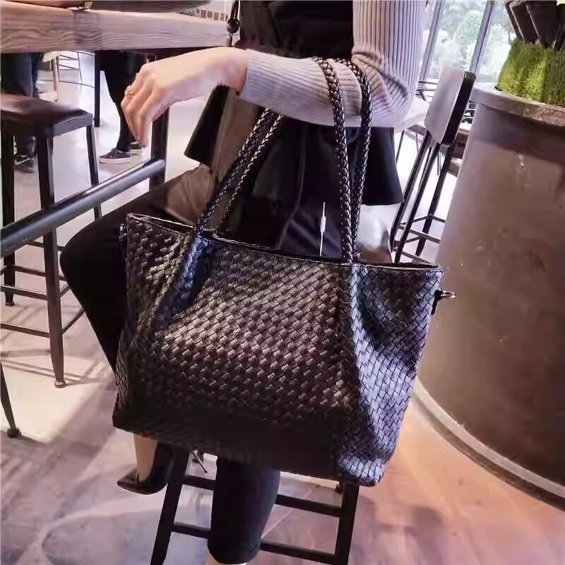 2025 New Women's Designer Handbag Large Capacity Retro Fashion Shoulder Bag Multifunctional Korean Style Bag Outdoor Vacation Bag Wallet High-e