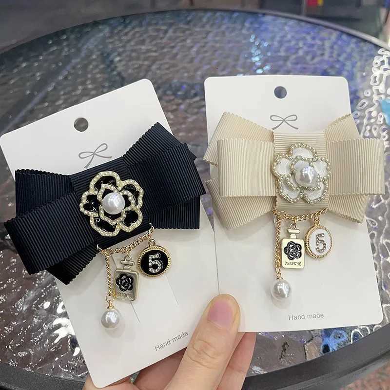 Tissu de mode coréen Art Bow à nœud papillon Perle Camellia Floriques Fleur pour femmes Suit Pull Badge Party Party Corsage Brooch épingles XJ250