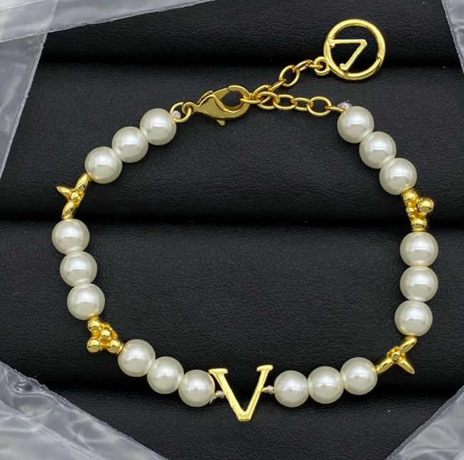 Bracelet à charme plaqué or avec chaînes de perles et lettre de fleurs en cristal bracelets perlées de créateur femme bijoux de mode de haute qua