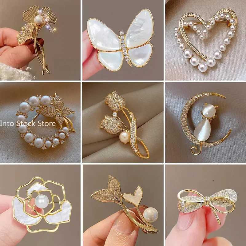 1pcs Nouveau Tulilip Flown Golden Brooch Elegant Design Sense Rose White Stone Bijoux Luxury Broches de haute qualité XJ250815