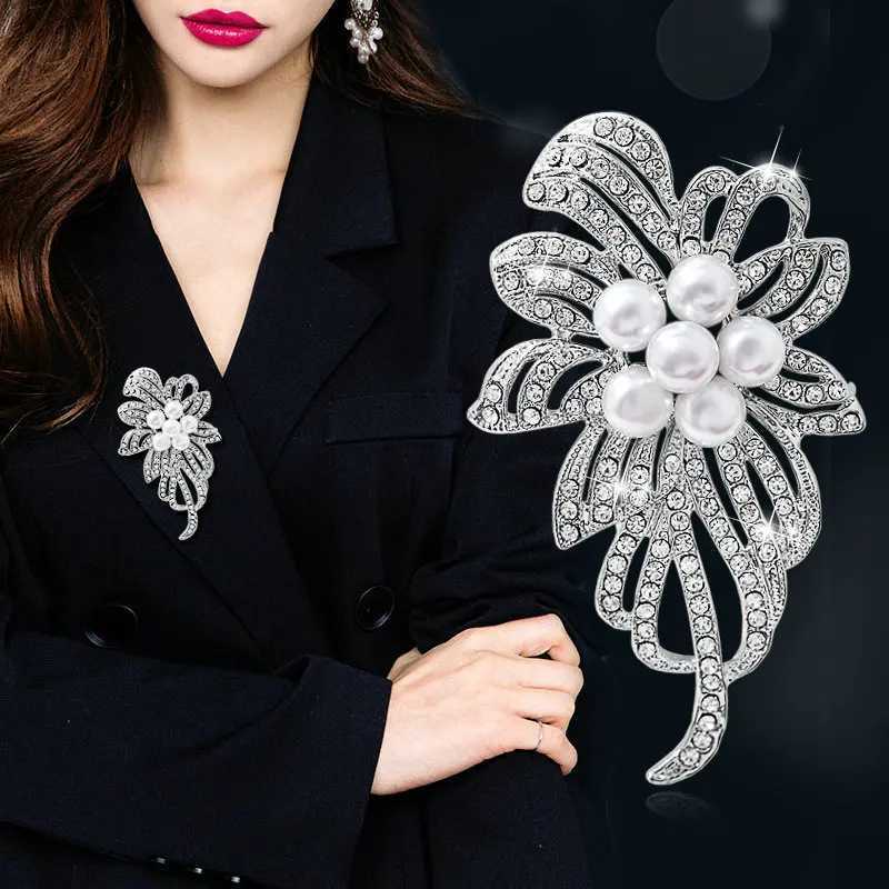 Broche de cristal de mode pour femmes créatrice de luxe Shiny Rinaistone Pearl Flower Brooch Sets Clothing Pins Party Bijoux Cadeaux XJ250815