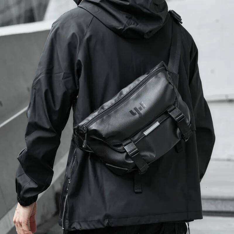 Designer Luxury Fashion Men imperméable PVC CROSSBOCK avec une boucle clé Sac de messager à grande capacité Sacs de poitrine masculine