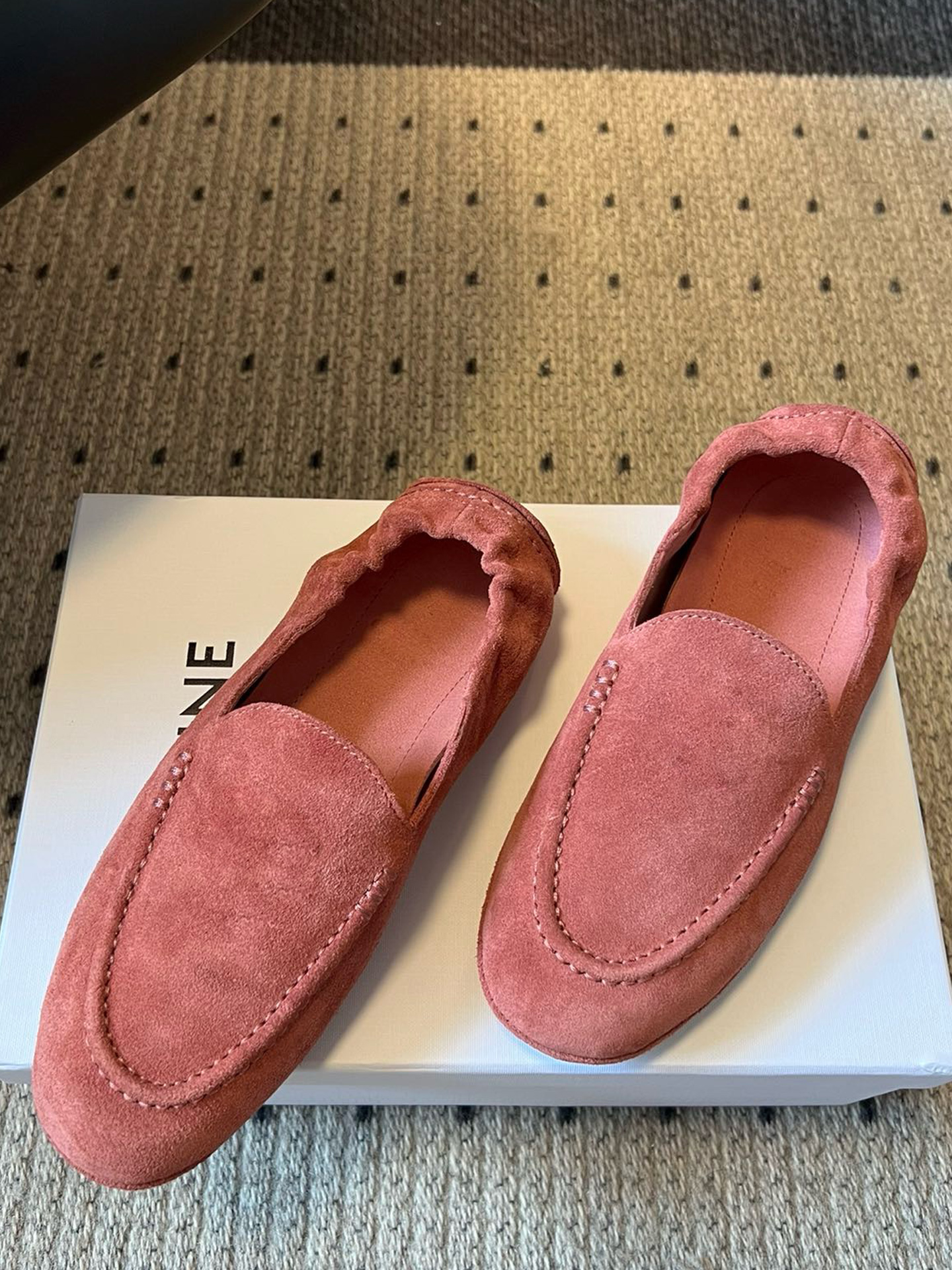 Adam Loafer dans Suede Calfskin 365167029C Amond Amand Toe Forme Slip on Rubber Sole des dames en caoutchouc Classic Retro Style Mandis Designer