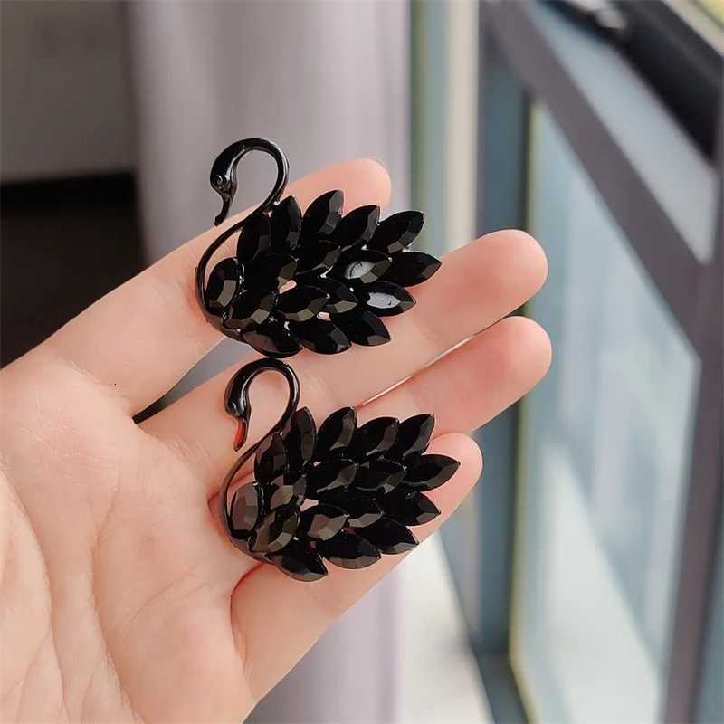 Black and Crystal Brooch Retro Personalized Fashion Womens Suit Coat Brooch Holiday Banquet Pin Clothing Accessories Gift XJ250815