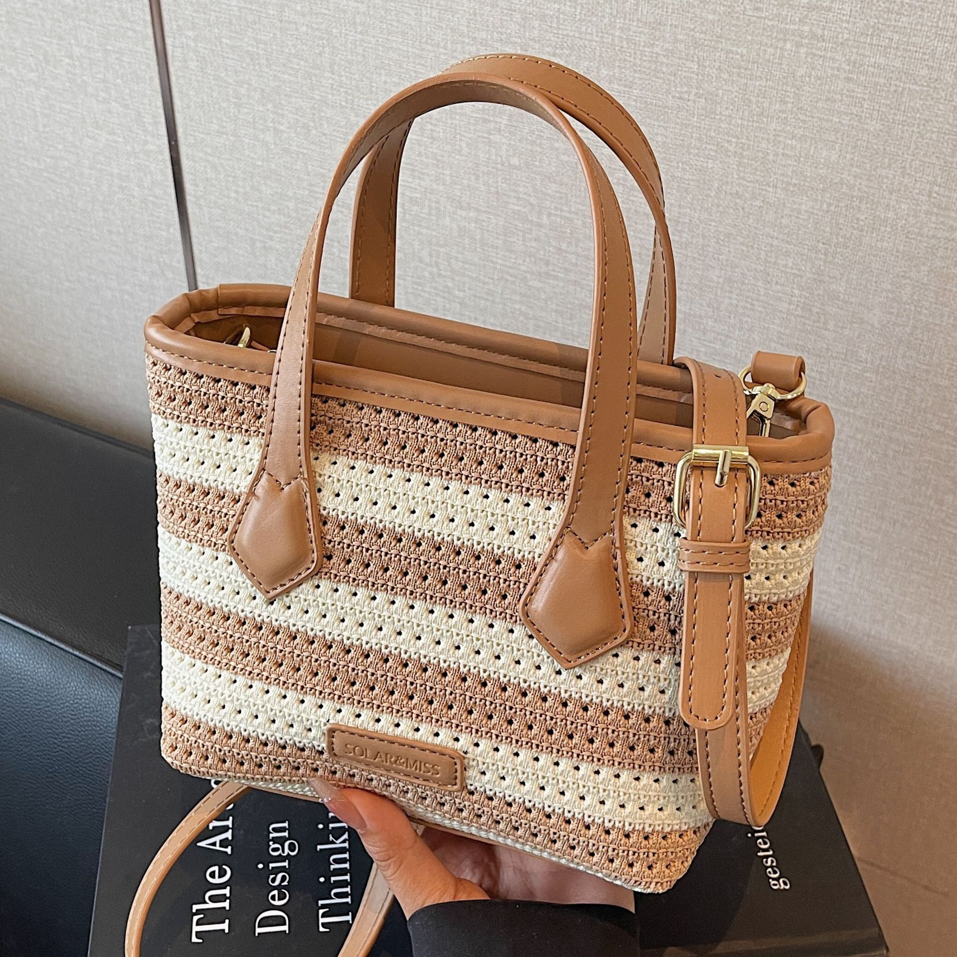 2025 Nouveau sac à godet rayé Design de niche Super Luxury BagDesigner Livraison gratuite Sac fourre-tout