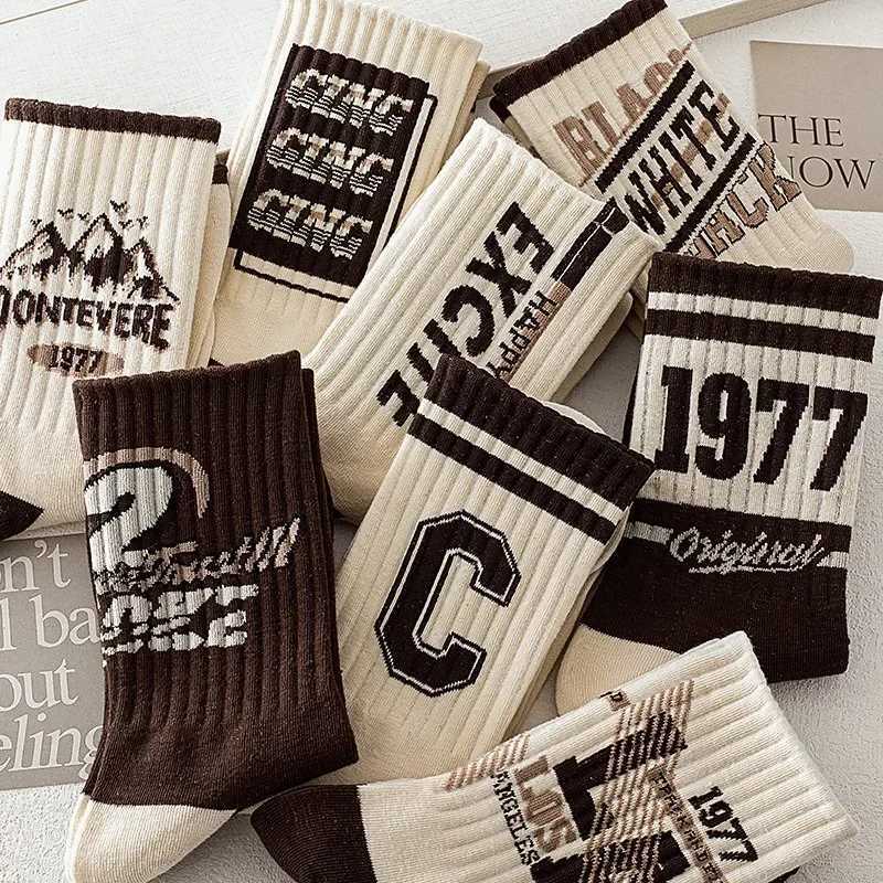 1/5/8 Pairs Retro American Mens Mid-rise Socks Women Ins-style Casual Sports Basketball Graffiti Alphanumeric Pattern Socks W250815