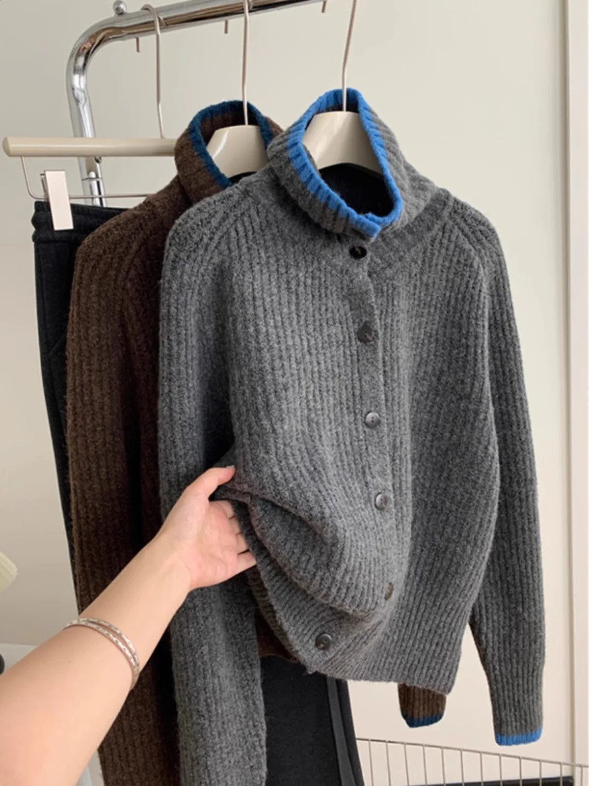 Japonais lâche à col roulé en cachemire en cachemire en cachemire pour femmes automne et hiver supplémentaire de couleurs de revers assorties man