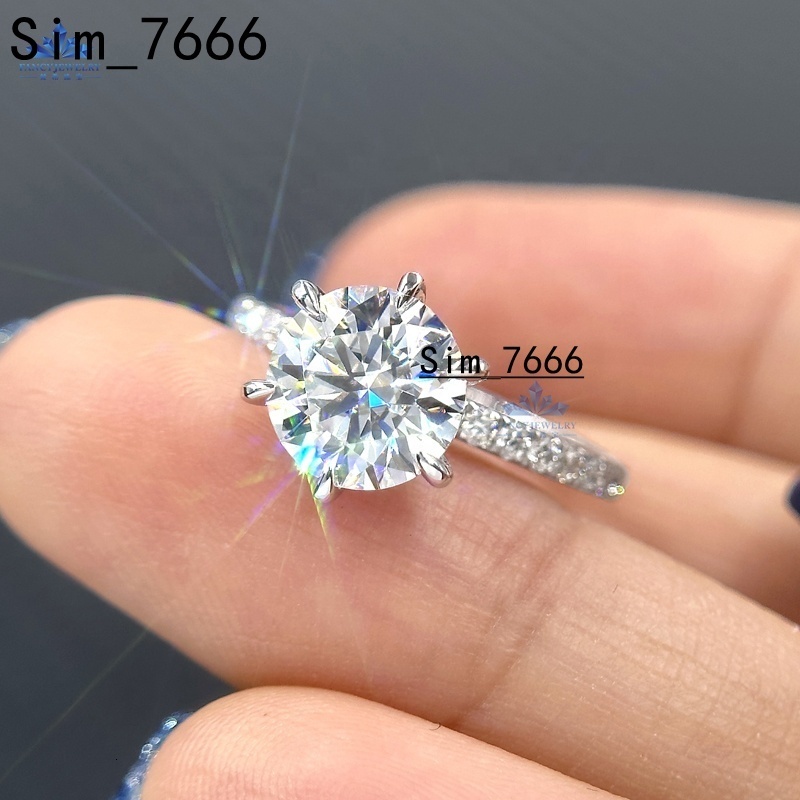 Prix de gros 925 Anneau de solitaire argent blanc plaqué 8 mm D VVS 2CT Moisanite Diamond à moitié pavée
