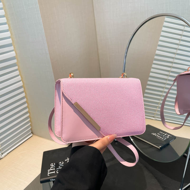 Chaîne décontractée tendance Diagonale Iron Edge 2025 Été Nouveau bloc de couleur Single Bodage Crossbodybag Sac à main Sac carré pour femmes