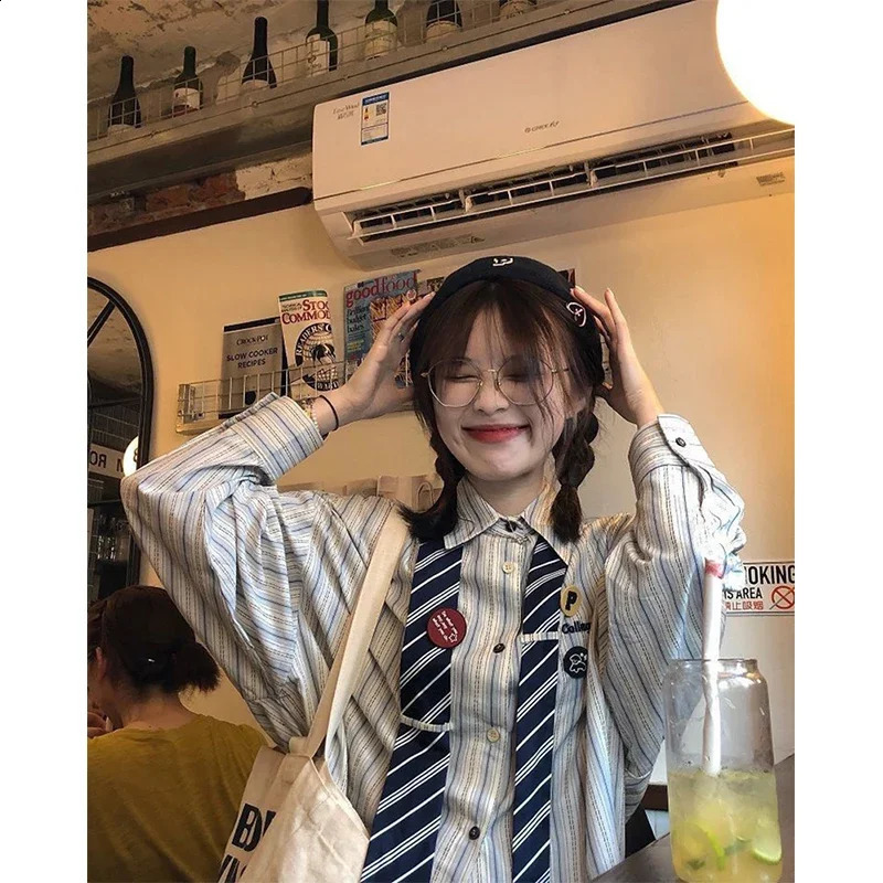 Vintage Tie à rayures Chemise Harajuku Broche surdimensionnée à manches longues Blouses Streetwear Corée Primps Primps Loose Casual Tops 250813