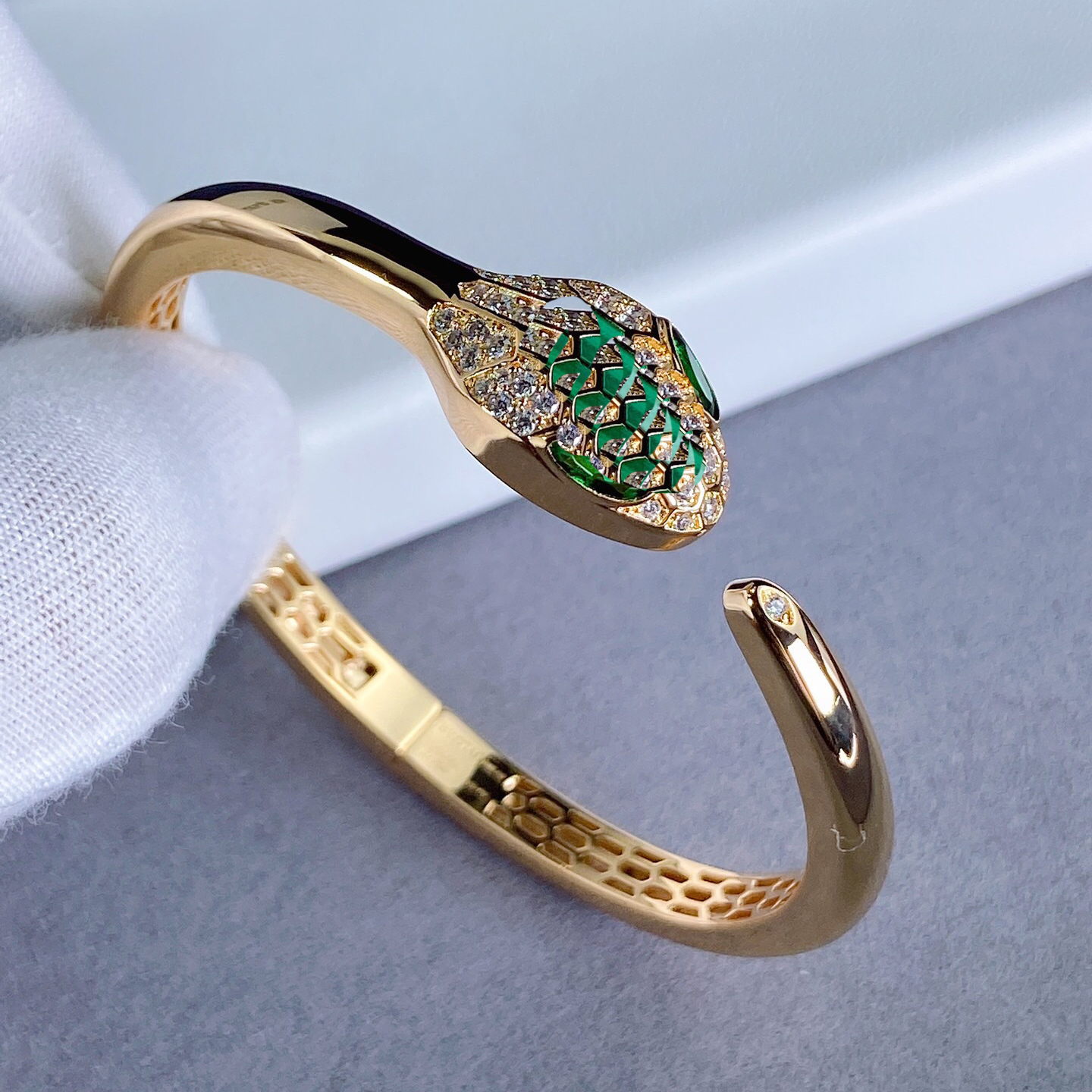 Serpentine steel bracelet inlaid diamond star bracelet European and American couples fashion light luxury snake bone bracelet 250815