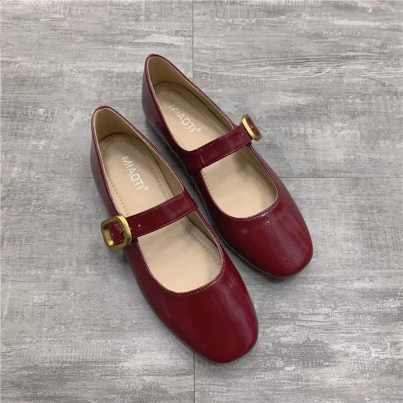 Womens Mary Jane Shoes Spring and Autumn French Retro Round Toe Shallow Flat Ballet Shoes Plus Size 43 Womens Single Shoes 250815