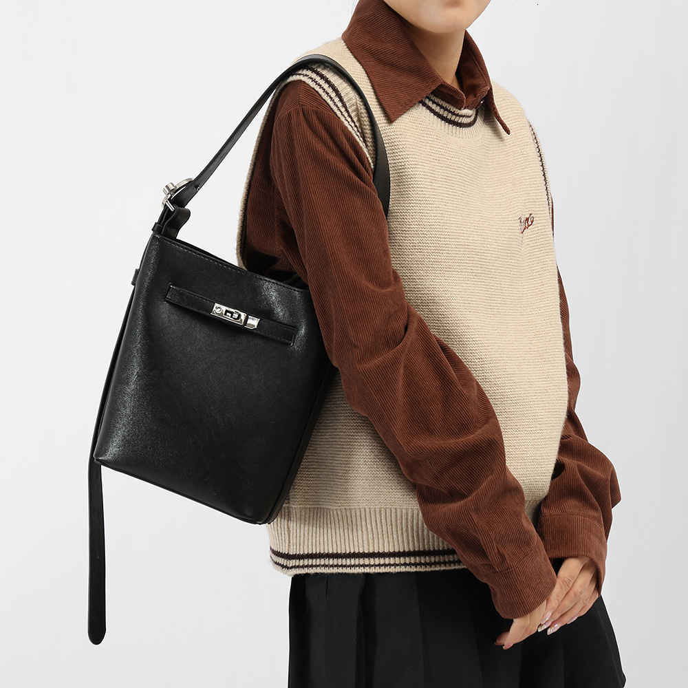 Guangzhou Women's New Korean Zheng Liyuan Same Style Oil Wax Single Shoulder Crossbody Chain Ins Bucket Bag