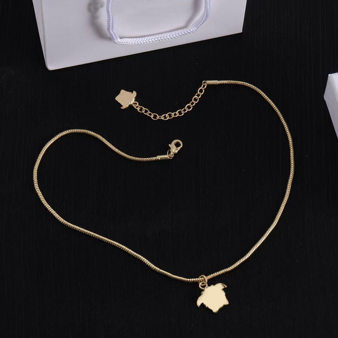 Collier de pendentif de mode de créateur de luxe pour femmes, or 14 carats, matériau en laiton, collier pendentif pour femmes, bijoux cadeau