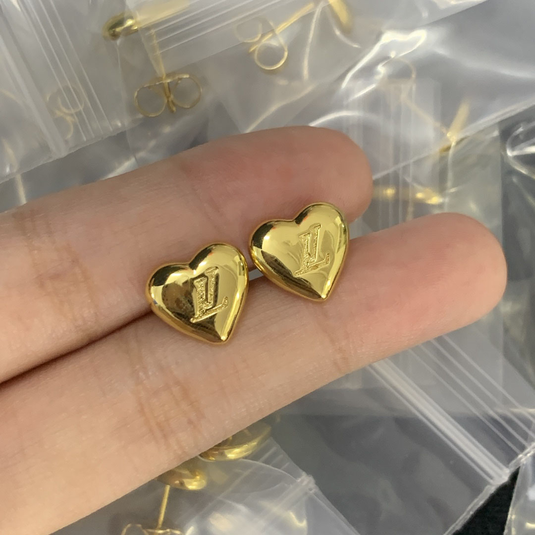 studs Designer's new mini heart-shaped earrings, high-quality stud earrings, fashionable stud earrings, wedding gift jewelry