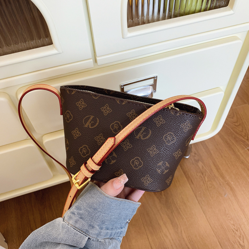 Women's Vintage Bucket Crossbody Bag, Pleated PVC Barrel-Shaped Shoulder Purse with Zipper and Hasp Closure, Soft Mini Handbag for Sports, Gold Hard