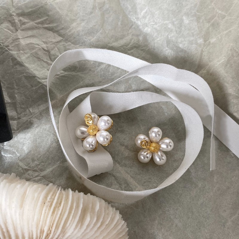 Boucle d'oreille de goujon de fleur de perle de ton doré avec accents de métal bijoux de fête élégants et cadeau de vêtements quotidiens pour ses