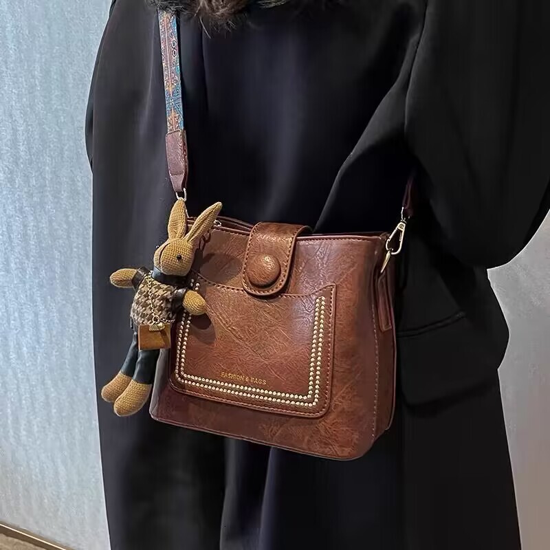 Sac rétro haut de gamme pour femmes, nouveau Style coréen, sac à bandoulière asymétrique, Design de Niche, sac seau à main, 2025