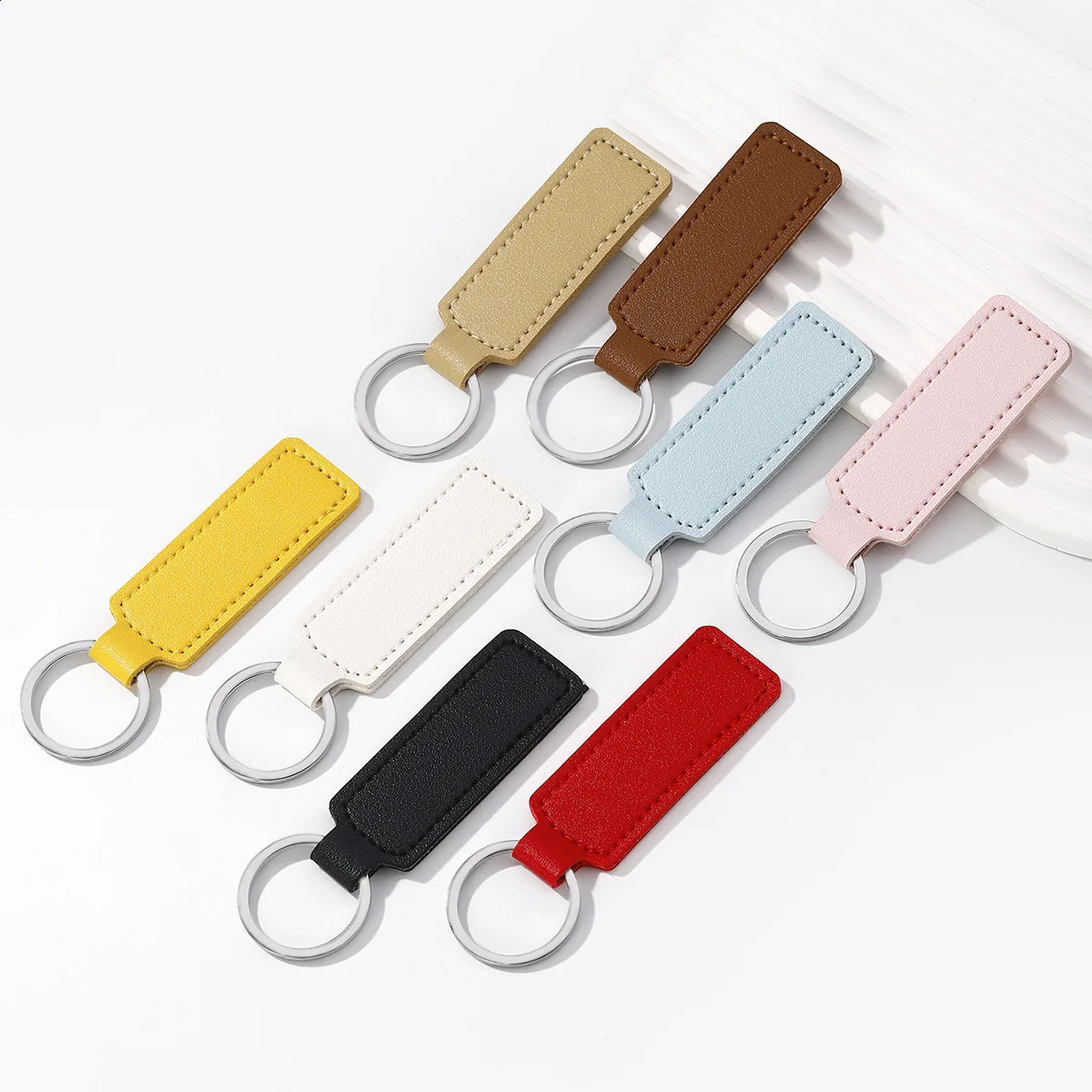 7 Color Fashion Handmade Leather Lady Car Keychain Retro Style Mens Business CowHide Clé Accessoires Cortes de clés unisexes simples 250811