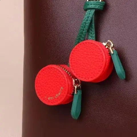 Mini Cerise Fruit Forme Porte-Monnaie Mignon Fraise PU Pendentif En Cuir Style Coréen Porte-clés Écouteur Sac Mini Sac De Rangement 250815