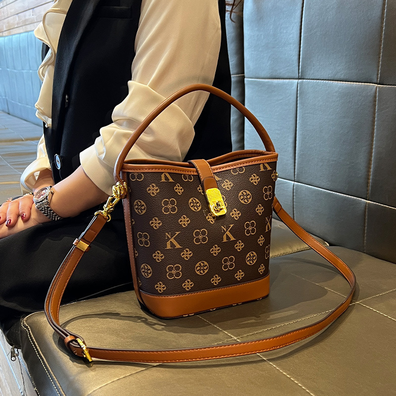 New Genuine Leather Women's Vintage Handbag Bucket Large Capacity High-end Feel Shoulder Crossbody Bag