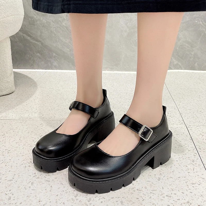 Plate-forme de boucle noire de la cheville pompes femmes en cuir breveté de style japonais Mary Jane chaussures femme punk talons épais